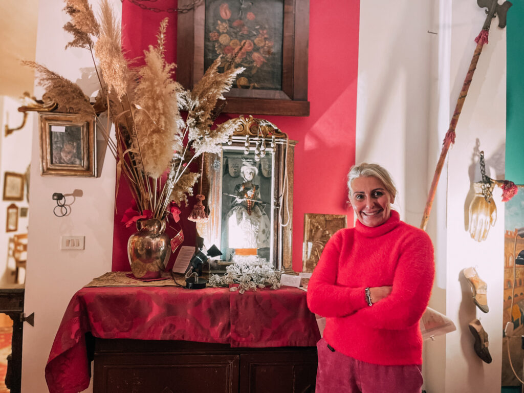 Benedetta Savini con la piavola de franza nella casa museo di Renzo Savini