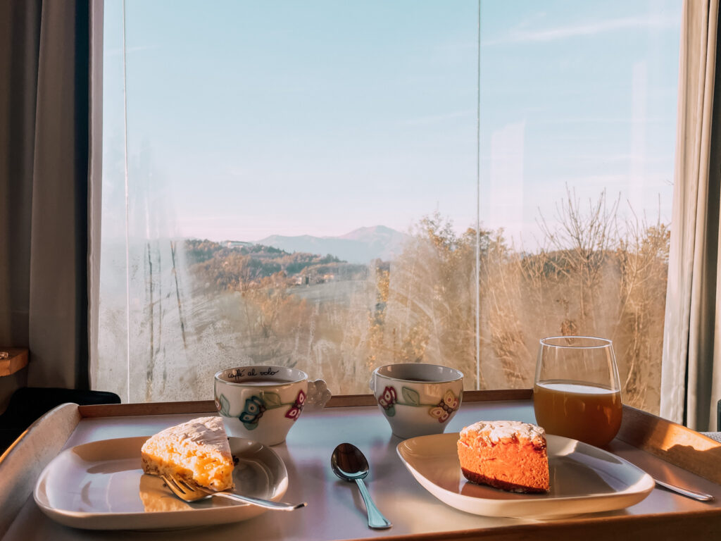 colazione davanti alla vista del cubo di Pavullo nel Frignano