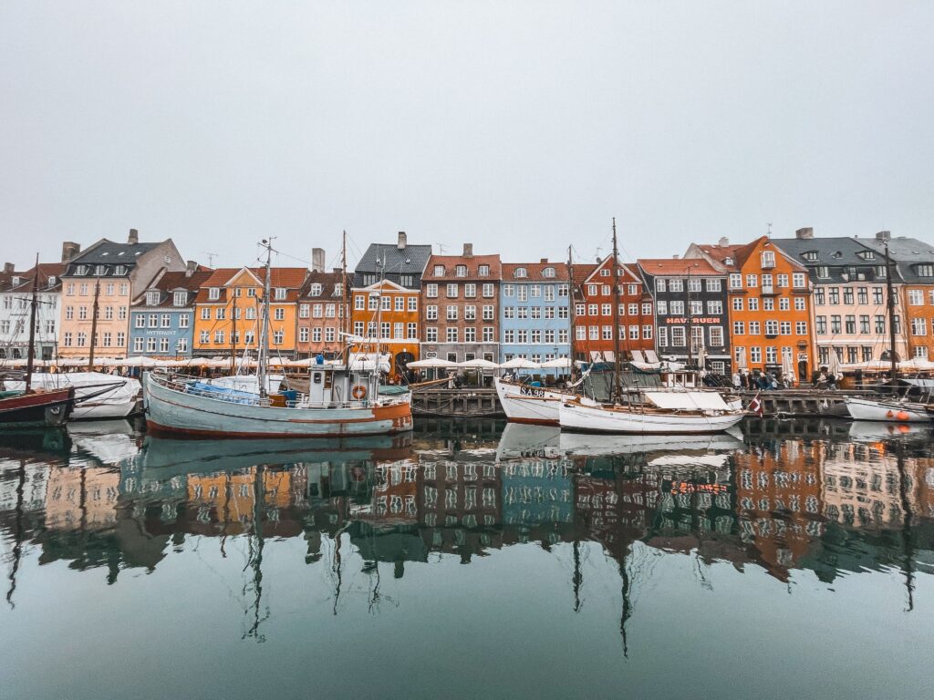 Nyhavn con le sue case colorate a Copenaghen