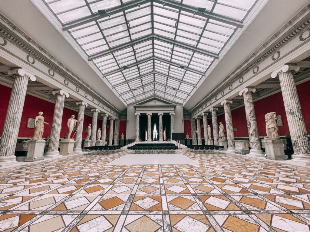 la sala dei banchetti all'interno del Ny Carlsberg Glyptotek di Copenaghen