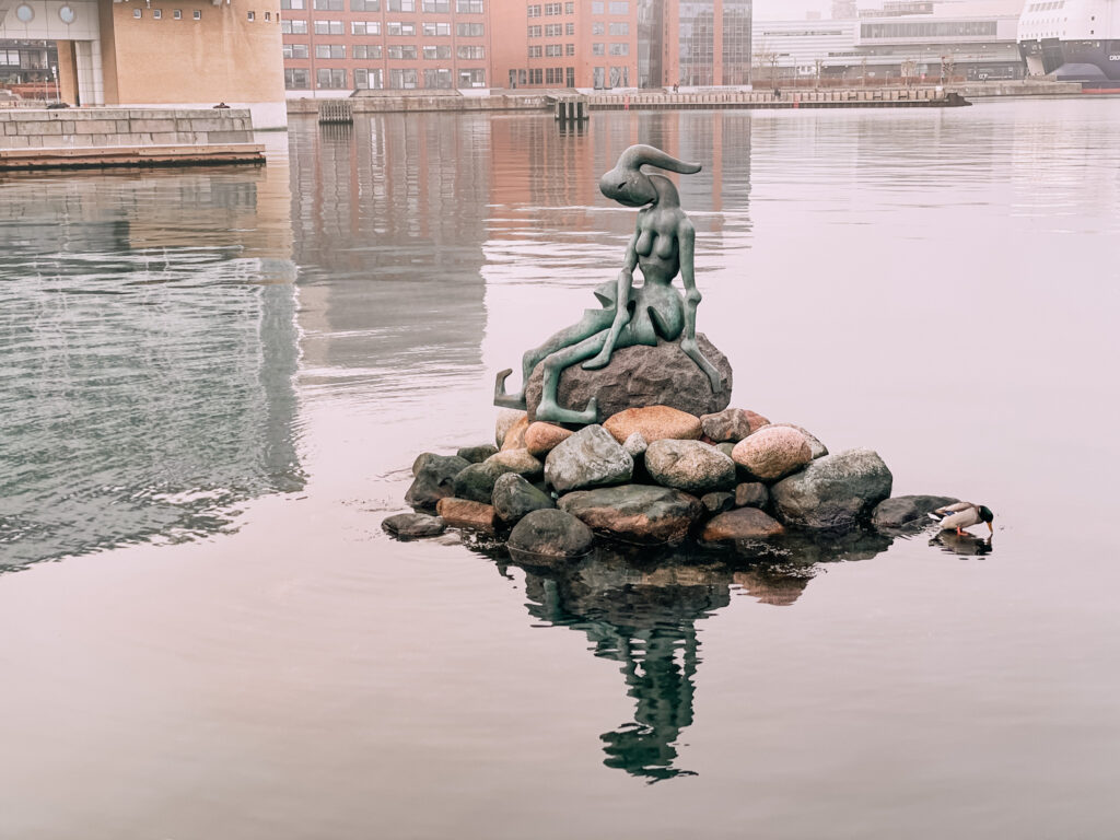 la sirenetta di copenaghen geneticamente modificata