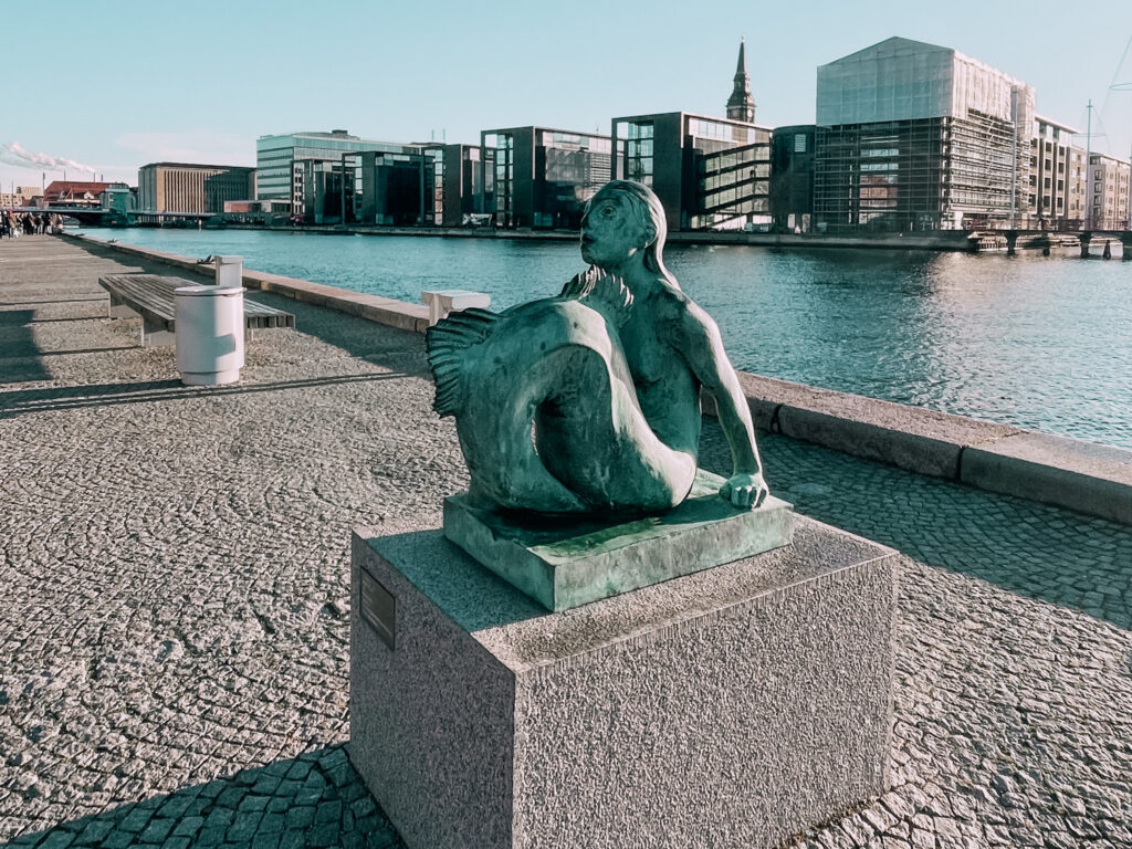 la sirenetta copia della scultura esposta alla Galleria Nazionale di Copenaghen