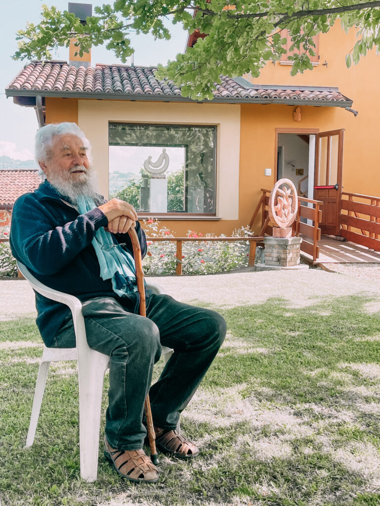 Vasco Montecchi nella sua casa di museo a Castagneto