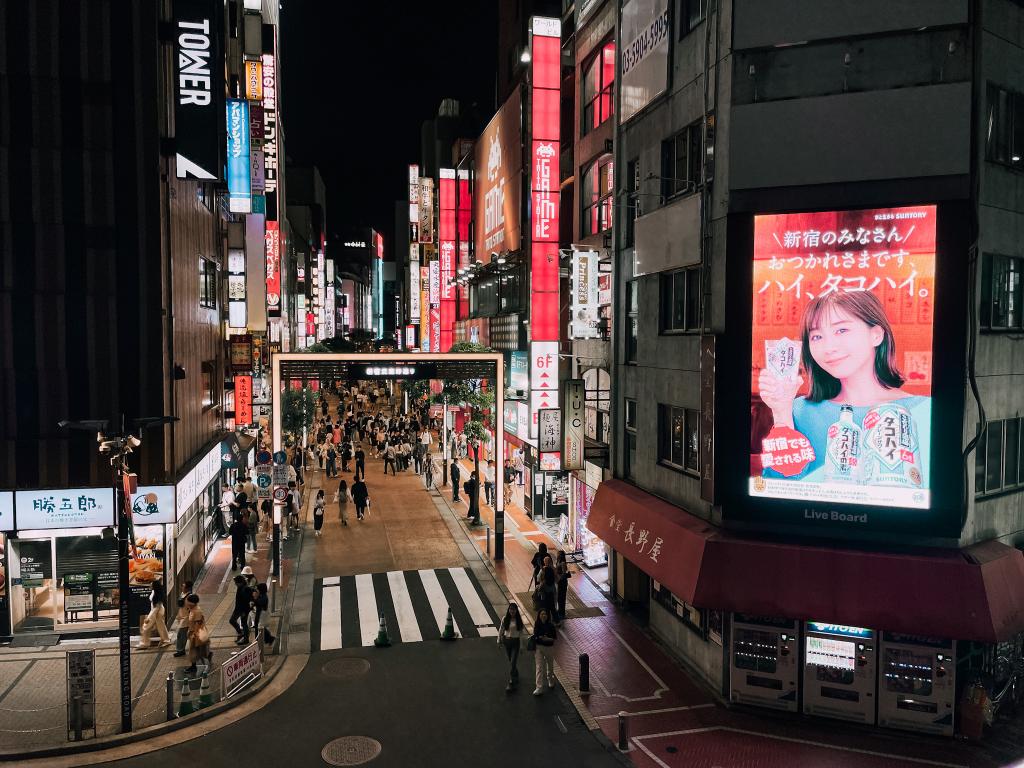 la notte del quartiere shinjuku di Tokyo