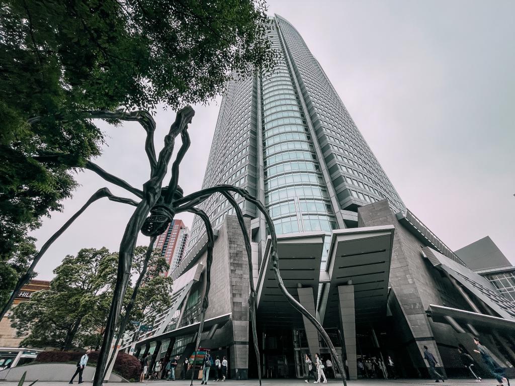 ragno maman dinanzi al Mori Art Museum
