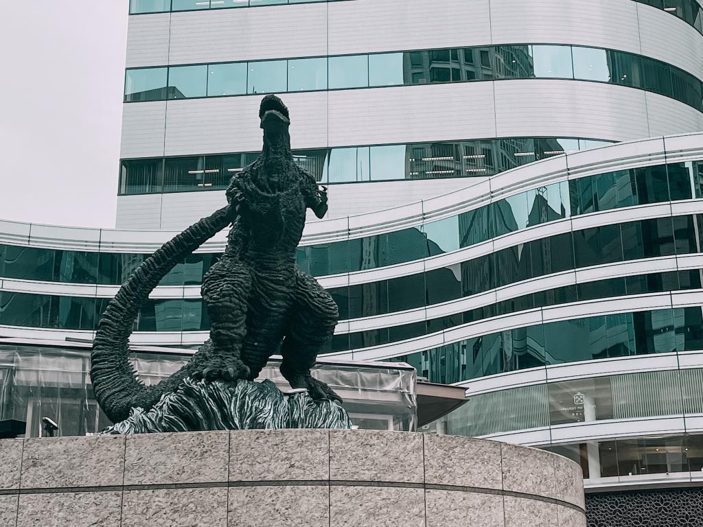 statua di godzilla a tokyo