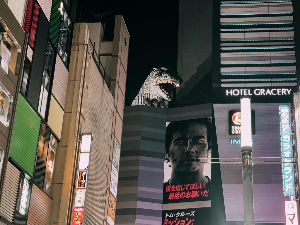 la testa di Godzilla a Shinjuku sul Toho Building