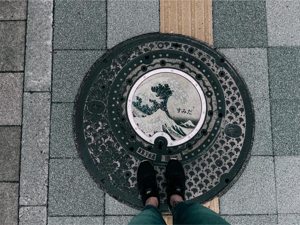 tombino davanti al museo sumida hokusai di tokyo
