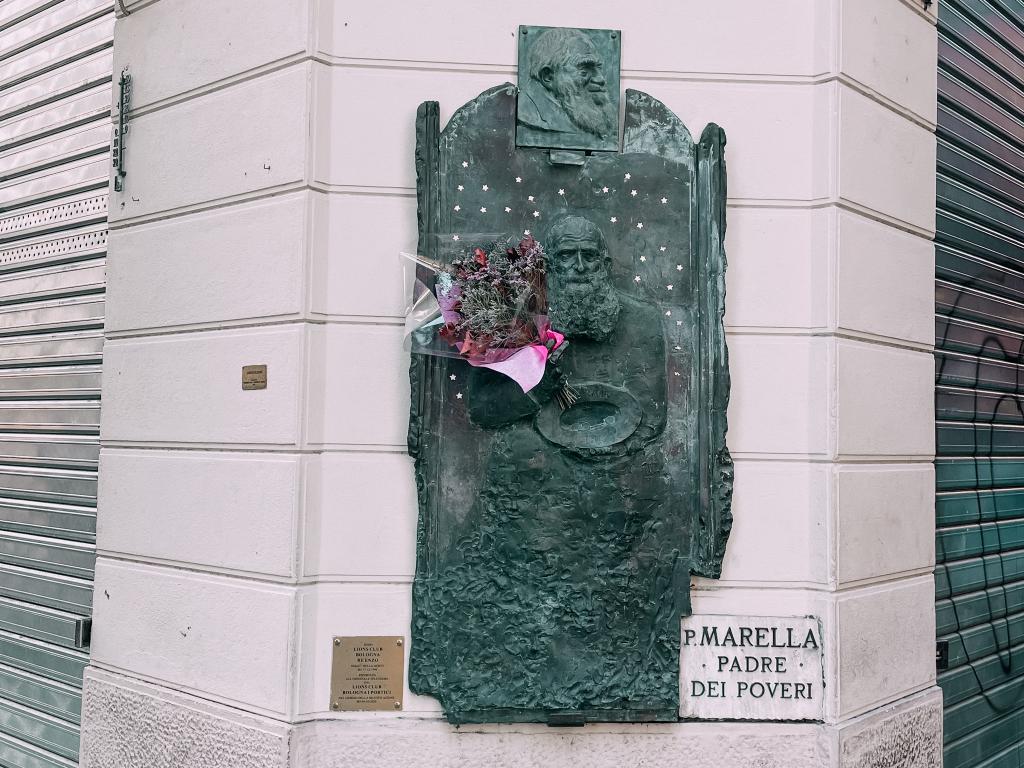 bassorilievo che raffigura padre marella a bologna
