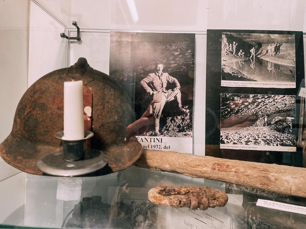 uno degli scaffali del museo speleologico Fantini di Bologna