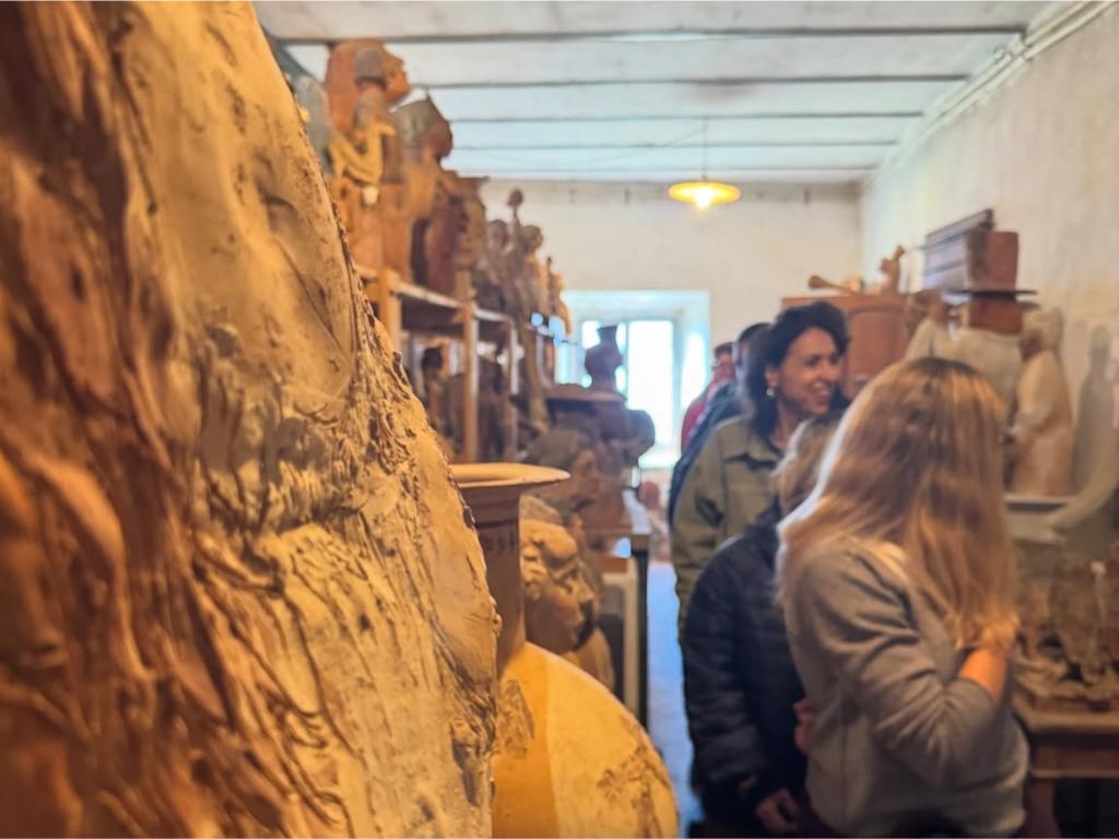 ospiti che esplorano casa dell'upupa